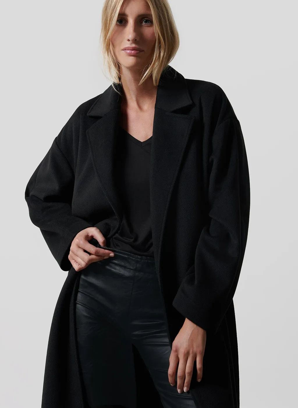 Manteau Iono noir en lainage sergé