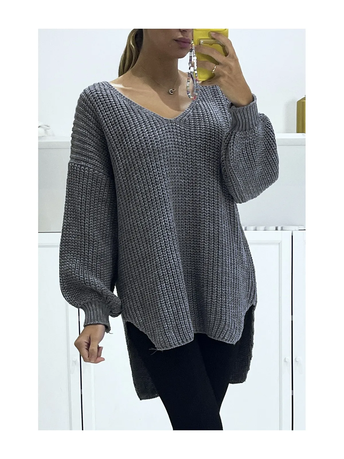 Pull anthracite asymétrique en tricot à col v et manches bouffantes, ultra doux