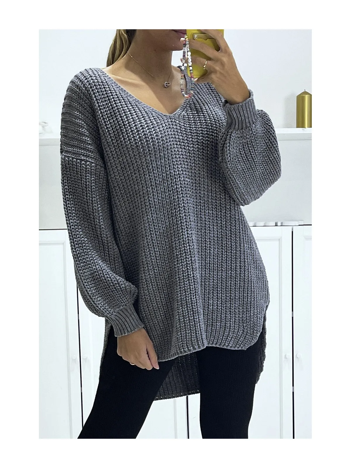 Pull anthracite asymétrique en tricot à col v et manches bouffantes, ultra doux