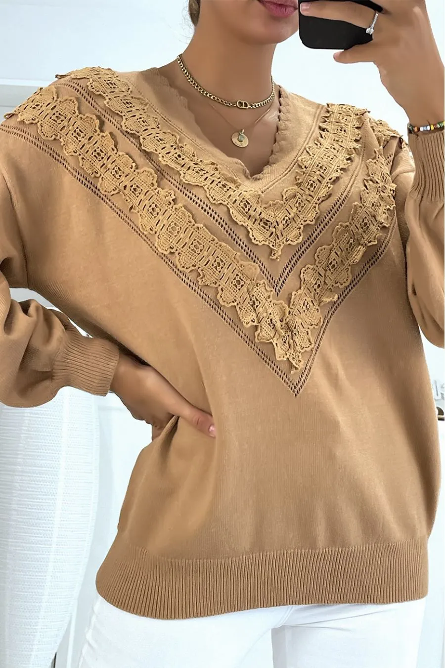 Pull camel pour femme en col V avec motif en dentelle