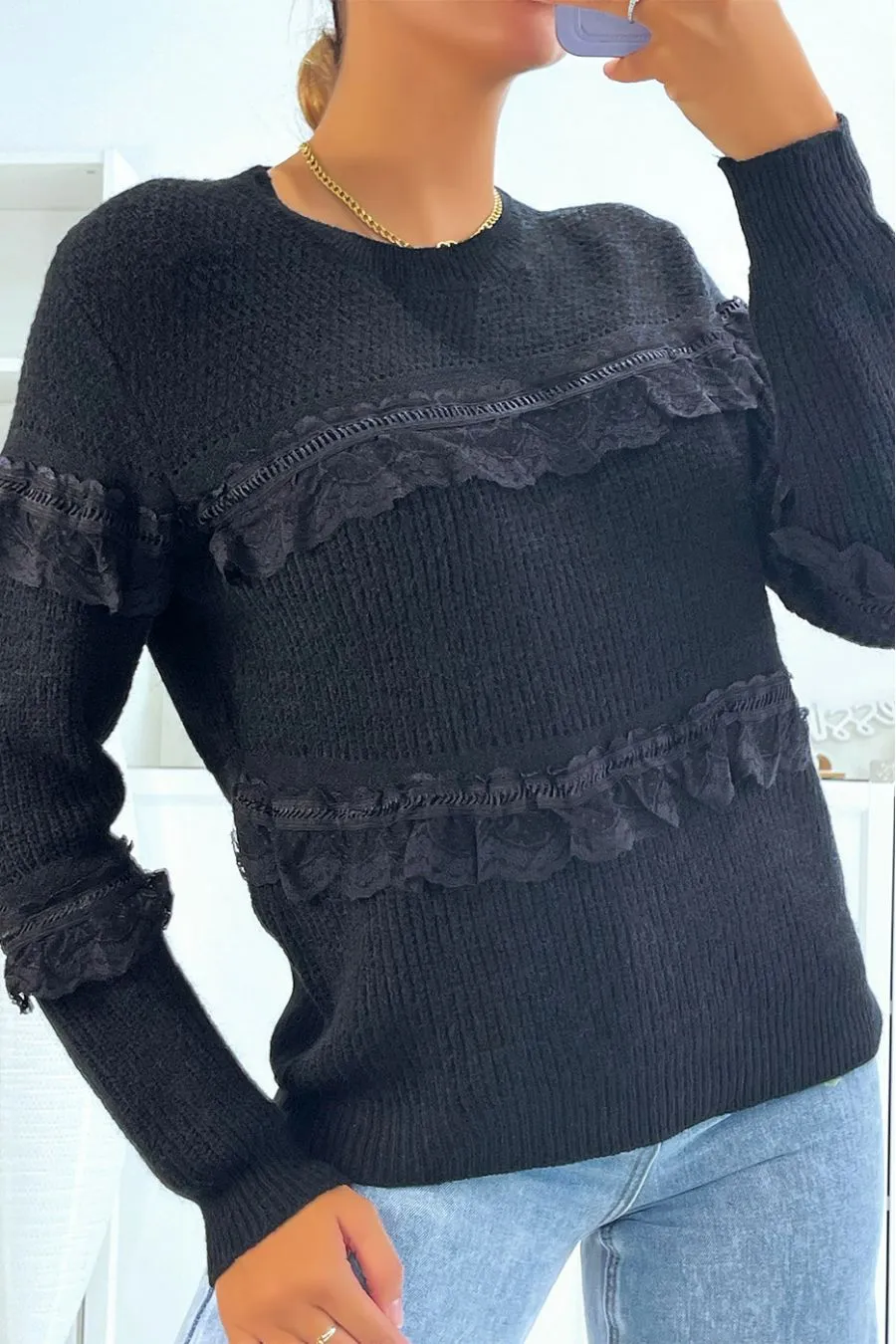 Pull col rond noir à détails volants ajourés