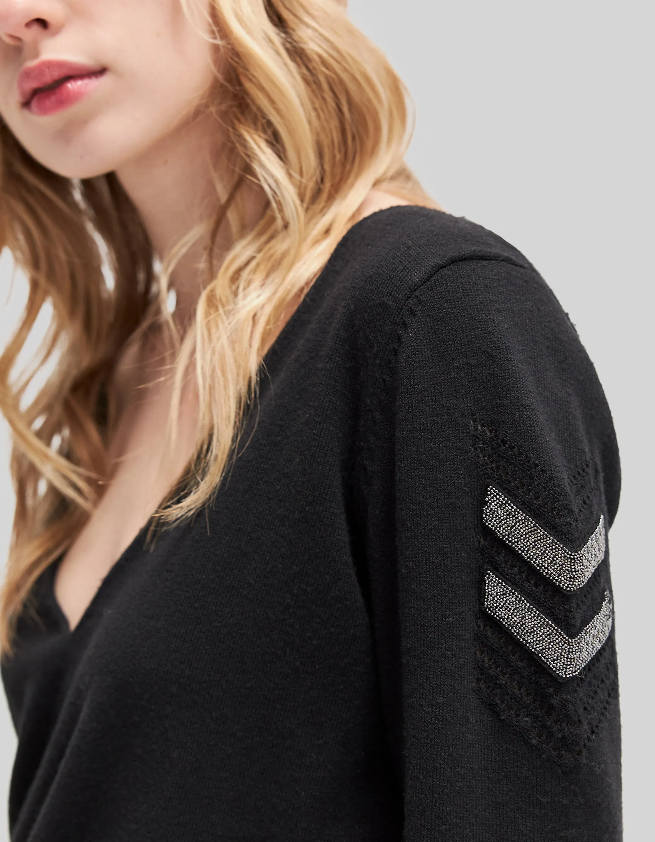 Pull maille tricot noir bijoux esprit militaire femme