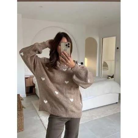 Pull taupe coeurs blancs