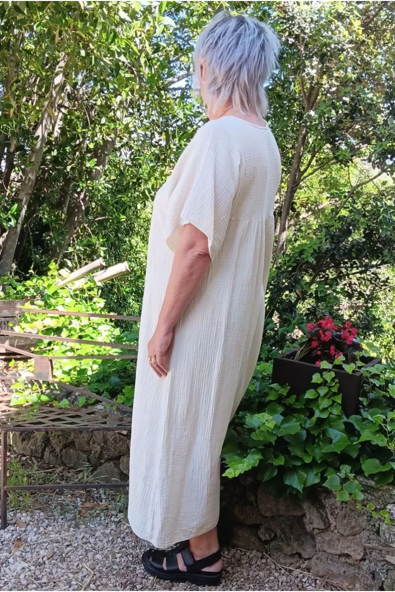 Robe longue grande taille en coton seersucker écru.