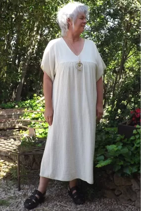 Robe longue grande taille en coton seersucker écru.