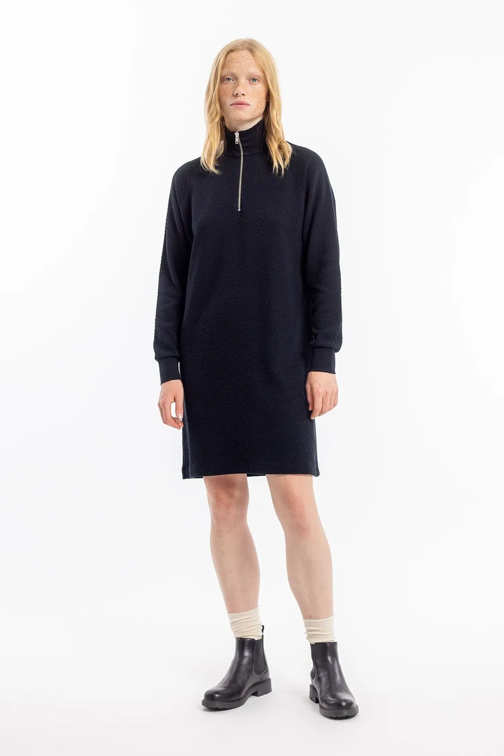 Robe pull col zippé en coton bio | noir "half zip waffle dress black" femme