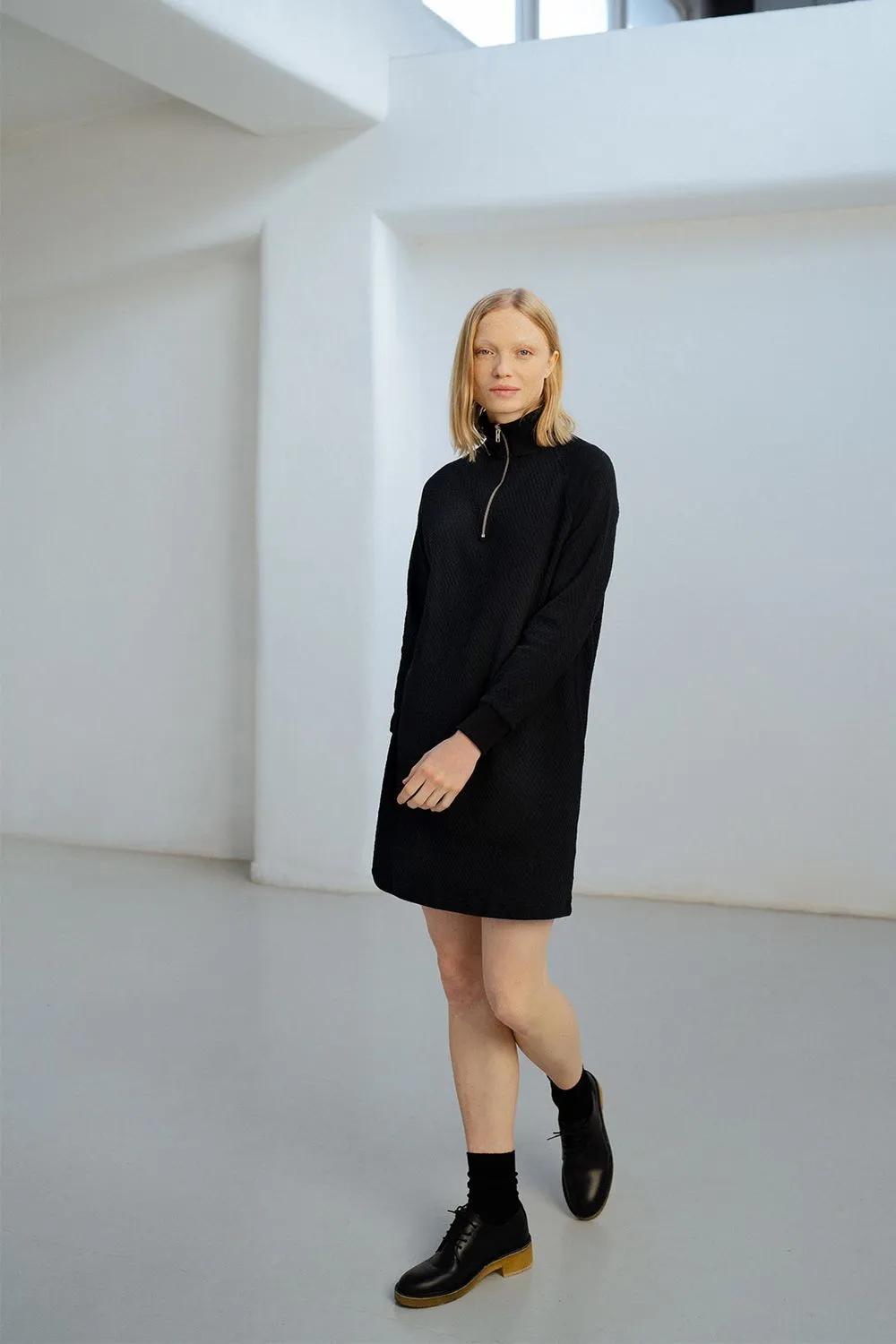 Robe pull col zippé en coton bio | noir "half zip waffle dress black" femme