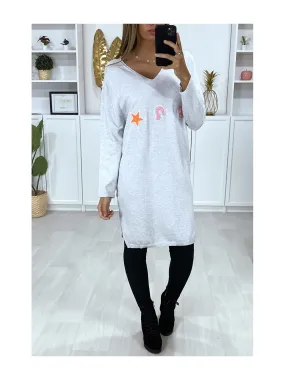 Robe pull grise en col V dans une matière très douce avec motif brodé