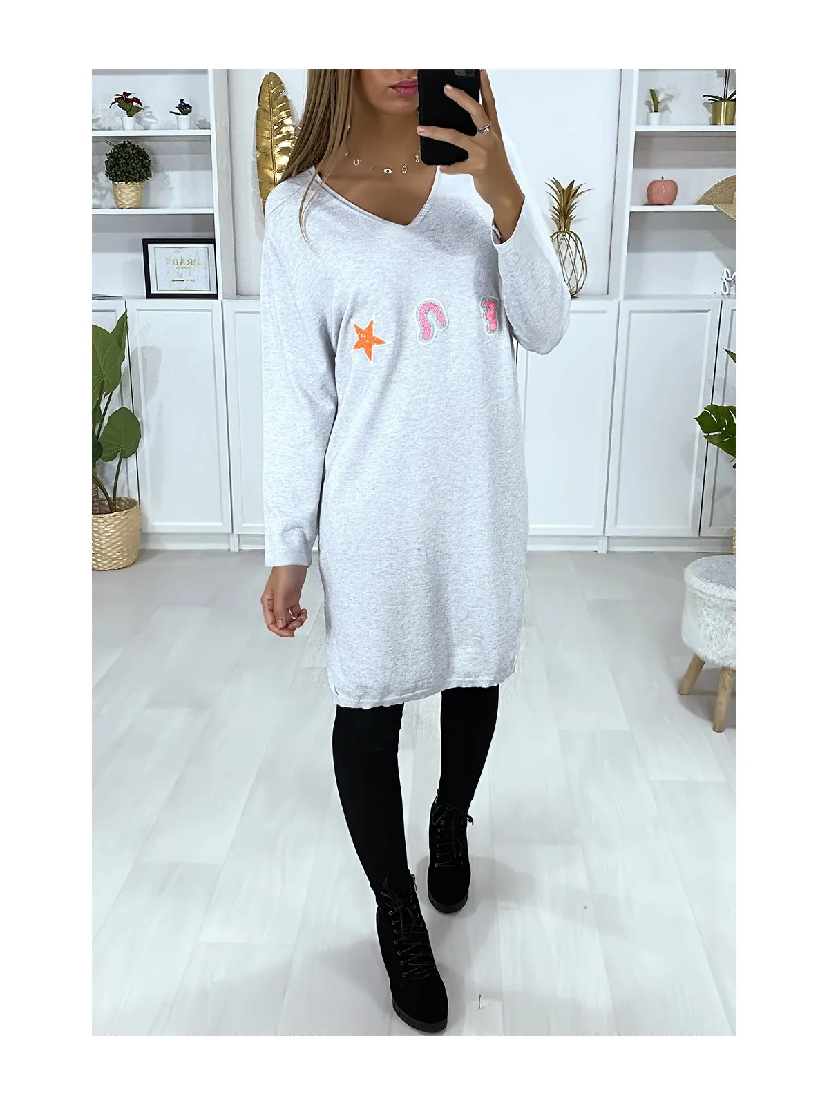 Robe pull grise en col V dans une matière très douce avec motif brodé