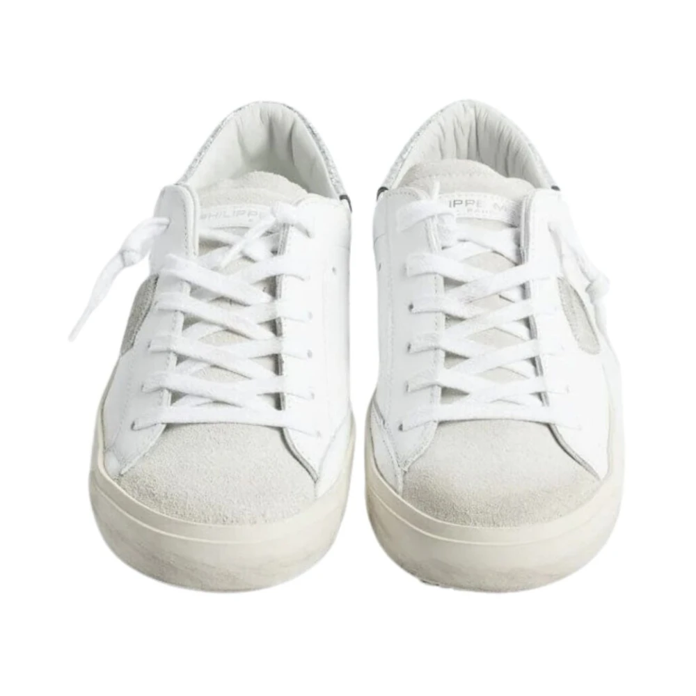 Sneakers blanches basses avec détails usés