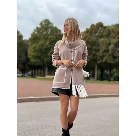 Veste contrastée taupe et blanche avec écharpe