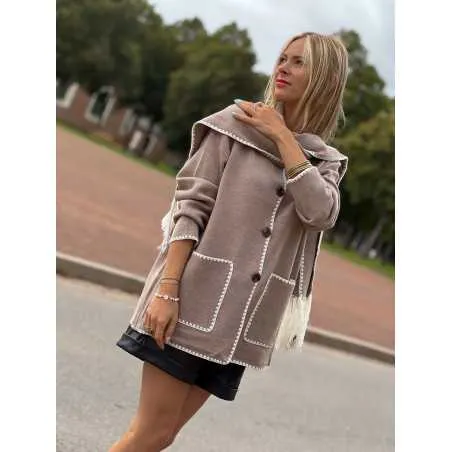 Veste contrastée taupe et blanche avec écharpe