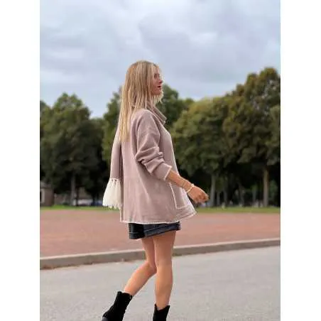 Veste contrastée taupe et blanche avec écharpe