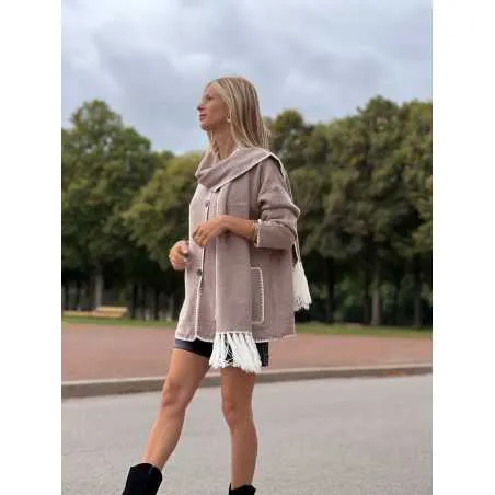 Veste contrastée taupe et blanche avec écharpe