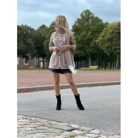 Veste contrastée taupe et blanche avec écharpe